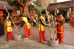 Tục giã bánh giầy tại sân đình Lục Giáp. (Nguồn: Sở Văn hóa, Thể thao và Du lịch tỉnh Ninh Bình)