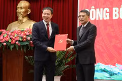 Trưởng Ban Tổ chức Trung ương Lê Minh Hưng (bên phải) trao quyết định của Bộ Chính trị về việc điều động, chỉ định ông Vũ Hồng Văn giữ chức Bí thư Tỉnh ủy Đồng Nai. (Ảnh: Công Phong/TTXVN)
