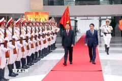 Đại tướng Lương Tam Quang, Bộ trưởng Bộ Công an Việt Nam và Thượng tướng Vanthong Kongmany, Bộ trưởng Bộ Công an Lào duyệt đội danh dự Công an nhân dân. (Ảnh: Phạm Kiên/TTXVN)