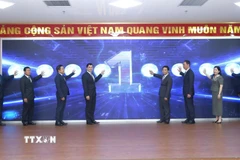 Bí thư Tỉnh ủy Thanh Hóa Nguyễn Doãn Anh, Chủ tịch Ủy ban Nhân dân tỉnh Nguyễn Hoài Anh cùng các đại biểu ấn nút vận hành chính thức Trung tâm IOC Thanh Hóa. (Ảnh: TTXVN phát)