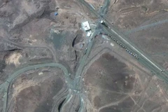 Hình ảnh do vệ tinh Maxar cung cấp ngày 19/6/2025 cho thấy các xe tải chở hàng di chuyển tại lối vào cơ sở hạt nhân Fordow ở tỉnh Qom, Iran. (Ảnh: Anadolu Agency/TTXVN)