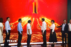 Lãnh đạo Thành phố Hồ Chí Minh và các doanh nghiệp ấn nút phát động đợt thi đua. (Ảnh: Liên Sơn/TTXVN)