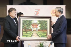 Tổng Bí thư Tô Lâm tặng Hiệu trưởng Trường Đại học Sofia Georgi Valchev bức tranh lưu niệm. (Ảnh: Thống Nhất/TTXVN)
