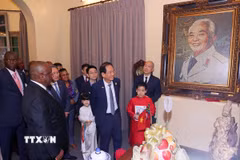 Tổng thống Nam Phi Matamela Cyril Ramaphosa thăm gia đình Đại tướng Võ Nguyên Giáp. (Ảnh: Văn Điệp/TTXVN)
