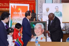 Gia đình tặng bức ảnh chân dung Đại tướng Võ Nguyên Giáp cho Tổng thống Nam Phi Matamela Cyril Ramaphosa. (Ảnh: Văn Điệp /TTXVN)