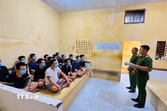 Tuyên truyền, hướng dẫn tại các khu giam, buồng giam để người bị tạm giữ, tạm giam nắm rõ các quy định. (Ảnh: TTXVN phát)
