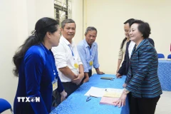 Phó Thủ tướng Phạm Thị Thanh Trà trao đổi, động viên tổ bầu cử tại Khu vực bỏ phiếu số 12 của phường Mường Thanh, tỉnh Điện Biên. (Ảnh: Xuân Tư/TTXVN)