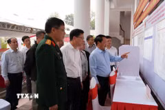 Bí thư Tỉnh ủy Tuyên Quang Hầu A Lềnh kiểm tra việc niêm yết danh sách cử tri, danh sách người ứng cử đại biểu Quốc hội khóa XVI và đại biểu Hội đồng Nhân dân các cấp nhiệm kỳ 2026-2031 tại khu vực bỏ phiếu trên địa bàn phường Bình Thuận. (Ảnh: Minh Tâm/TTXVN)