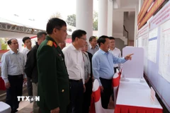 Bí thư Tỉnh ủy Tuyên Quang Hầu A Lềnh kiểm tra việc niêm yết danh sách cử tri, danh sách người ứng cử đại biểu Quốc hội khóa XVI và đại biểu Hội đồng Nhân dân các cấp nhiệm kỳ 2026-2031 tại khu vực bỏ phiếu trên địa bàn phường Bình Thuận. (Ảnh: Minh Tâm/TTXVN)