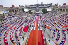 Nhân viên Lực lượng An ninh Biên giới Ấn Độ (BSF) cùng với các thành viên gia đình tham gia buổi tập yoga để kỷ niệm Ngày Quốc tế Yoga. (Nguồn: PTI)