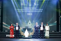 Ban Tổ chức trao 3 giải A Giải báo chí toàn quốc về nông nghiệp, nông dân, nông thôn Việt Nam lần thứ 3 năm 2025. (Ảnh: TTXVN phát)