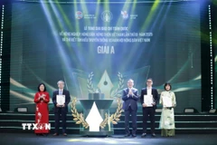 Ban Tổ chức trao 3 giải A Giải báo chí toàn quốc về nông nghiệp, nông dân, nông thôn Việt Nam lần thứ 3 năm 2025. (Ảnh: TTXVN phát)