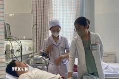 Bệnh nhân nghi bị ngộ độc thực phẩm điều trị tại Bệnh viện Đa khoa Vũng Tàu. (Ảnh: TTXVN phát)