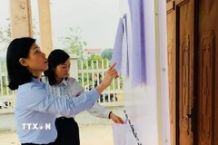 Rà soát danh sách cử tri tại khu vực bỏ phiếu ở Tuyên Quang. (Ảnh: TTXVN phát)