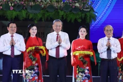 Tổng Bí thư Tô Lâm và các đại biểu dự khai mạc Lễ hội Làng Sen. (Ảnh: Thống Nhất/TTXVN)