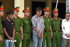 Các nghi can bị khởi tố trong đường dây buôn lậu hàng triệu dầu. (Ảnh: TTXVN phát)