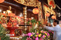 Ông Nguyễn Văn Thọ, Phó Chủ tịch Thường trực HĐND Thành phố Hồ Chí Minh, dâng hương tưởng niệm Chủ tịch Hồ Chí Minh và hương linh các Anh hùng liệt sỹ, đồng bào yêu nước. (Ảnh: Huỳnh Sơn/TTXVN)