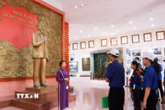 Để phục vụ lượng khách tăng cao, Ban quản lý Di tích quốc gia đặc biệt Đôi bờ Hiền Lương-Bến Hải huy động toàn bộ cán bộ, nhân viên làm việc liên tục từ sáng đến tối, bảo đảm luôn có người hướng dẫn tại di tích. (Ảnh: Tường Vi/TTXVN)