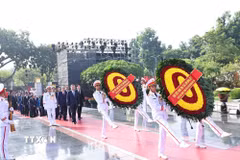 Đoàn Lãnh đạo Đảng, Nhà nước đặt vòng hoa tại Đài tưởng niệm các Anh hùng liệt sỹ trên đường Bắc Sơn (Ba Đình, Hà Nội). (Ảnh: Minh Đức/TTXVN)