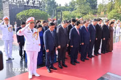 Các đồng chí lãnh đạo, nguyên lãnh đạo Đảng, Nhà nước đặt vòng hoa tại Đài tưởng niệm các Anh hùng liệt sỹ trên đường Bắc Sơn (Ba Đình, Hà Nội). (Ảnh: Minh Đức/TTXVN)