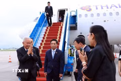 Chủ tịch Quốc hội kiêm Chủ tịch Hạ viện Thái Lan Sophon Zaram đến Hà Nội, bắt đầu chuyến thăm chính thức Việt Nam. (Ảnh: Tuấn Anh/TTXVN)