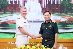 Đại tướng Nguyễn Tân Cương, Tổng Tham mưu trưởng Quân đội nhân dân Việt Nam và Đô đốc Samuel Paparo, Tư lệnh Bộ Tư lệnh Thái Bình Dương chụp ảnh chung. (Ảnh: An Đăng/TTXVN)