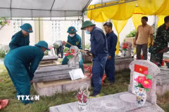 Lực lượng chức năng quy tập hài cốt liệt sỹ tại nghĩa trang Núi Nài, Hà Tĩnh. (Ảnh: Công Tường/TTXVN)