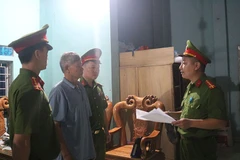 Cơ quan cảnh sát điều tra thực hiện Lệnh bắt bị can để tạm giam đối với Nguyễn Công Hợp. (Nguồn: Công an Nhân dân)