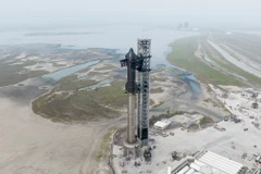 Tên lửa Starship của SpaceX trên bệ phóng tại cơ sở phóng vệ tinh Starbase ở Boca Chica, Texas, Mỹ. (Ảnh: THX/TTXVN)