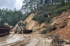 Đêm 3/12, sạt lở tiếp tục xảy ra, gây ách tắc tuyến đường cửa ngõ Đà Lạt dành cho xe tải đang được khắc phục sau sự cố sạt lở hôm 19/11. (Ảnh Chu Quốc Hùng/TTXVN)