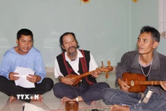 Nghệ nhân ưu tú Kray Sức, thôn A Liêng, xã Tà Rụt (ở giữa) đang truyền dạy các làn điệu dân ca Pa Cô cho các học viên trẻ. (Ảnh: TTXVN phát)