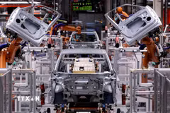 Dây chuyền lắp ráp xe điện ID.3 của Volkswagen tại nhà máy ở Zwickau, miền Tây Đức. (Ảnh: Spiegel/TTXVN)