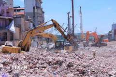Công nhân và người lao động vẫn phải "oằn mình" làm việc khi nhiệt độ ngoài trời tăng cao trong chuỗi ngày nắng nóng tại Hà Nội. (Ảnh: Hoàng Hiếu/TTXVN)