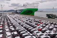 Ôtô chờ được đưa đi xuất khẩu tại cảng ở tỉnh Phúc Kiến, Trung Quốc. (Ảnh: THX/TTXVN)