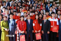 Thủ tướng Phạm Minh Chính với học sinh đoạt giải tại các kỳ thi quốc tế năm 2025. (Ảnh: Dương Giang/TTXVN)