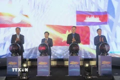 Các đại biểu bấm nút khai mạc Liên hoan. (Ảnh: Cao Nguyên/TTXVN)