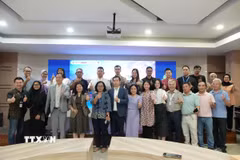 Đại diện doanh nghiệp Việt Nam và Indonesia chụp ảnh lưu niệm cùng ban tổ chức diễn đàn. (Ảnh: Minh Thái/TTXVN)