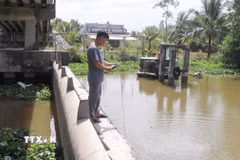 Quan trắc nồng độ mặn. (Ảnh: Hồng Thái/TTXVN)