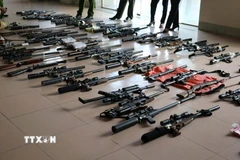 Tang vật thu giữ gồm: 64 khẩu súng quân dụng, 28.720 viên đạn, 24 khẩu súng công cụ hỗ trợ, 1.260 viên đạn bi và cao su. (Ảnh: TTXVN phát)