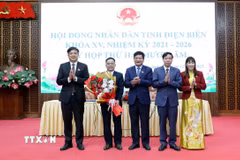 Lãnh đạo Hội đồng Nhân dân và Ủy ban Nhân dân tỉnh Điện Biên tặng hoa chúc mừng Phó Chủ tịch UBND tỉnh Điện Biên Nguyễn Văn Đoạt. (Ảnh: Trung Kiên/TTXVN)