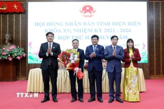 Lãnh đạo Hội đồng Nhân dân và Ủy ban Nhân dân tỉnh Điện Biên tặng hoa chúc mừng Phó Chủ tịch UBND tỉnh Điện Biên Nguyễn Văn Đoạt. (Ảnh: Trung Kiên/TTXVN)