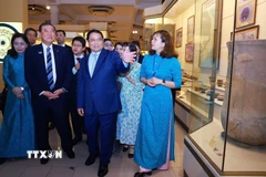 Thủ tướng Phạm Minh Chính và Phu nhân cùng Thủ tướng Nhật Bản Ishiba Shigeru và Phu nhân tham quan Bảo tàng Lịch sử Quốc gia. (Ảnh: Dương Giang/TTXVN)