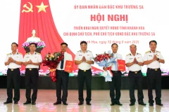 Chính ủy Vùng 4 Hải quân cùng Chỉ huy Lữ đoàn 146 chúc mừng Chủ tịch, Phó Chủ tịch Ủy ban Nhân dân Đặc khu Trường Sa. (Nguồn: Báo Khánh Hòa)