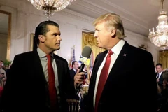 Ông Pete Hegseth (trái), người dẫn chương trình trên kênh Fox News, phỏng vấn ông Donald Trump, lúc đang là Tổng thống Mỹ, tại Washington ngày 6/4/2017. (Ảnh: Reuters/TTXVN)