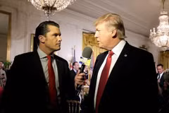 Ông Pete Hegseth (trái), người dẫn chương trình trên kênh Fox News, phỏng vấn ông Donald Trump, lúc đang là Tổng thống Mỹ, tại Washington ngày 6/4/2017. (Ảnh: Reuters/TTXVN)