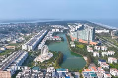 Du khách về tham quan, nghỉ dưỡng tại Khu bảo tồn thiên nhiên Pù Luông, xã Pù Luông. (Ảnh: Nguyễn Nam/TTXVN)