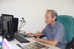 Nguyên Phó Trưởng ban Tuyên giáo Tỉnh ủy Thái Bình Nguyễn Bá Côn nghiên cứu Nghị quyết Hội nghị Trung ương 3, khóa XIV. (Ảnh: Thu Hoài/TTXVN)