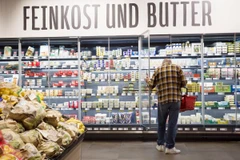 Người dân mua sắm tại siêu thị ở Berlin, Đức. (Ảnh: THX/TTXVN)