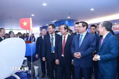 Thủ tướng Phạm Minh Chính tham quan trưng bày thành tựu của Đại học Phenikaa. (Ảnh: Dương Giang/TTXVN)