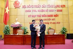 Ông Hoàng Quốc Khánh, Bí thư Tỉnh ủy Lạng Sơn chúc mừng ông Đinh Hữu Học (bên trái ảnh) được bầu giữ chức Phó Chủ tịch UBND tỉnh Lạng Sơn nhiệm kỳ 2021-2026. (Nguồn: Báo Điện tử Chính phủ)